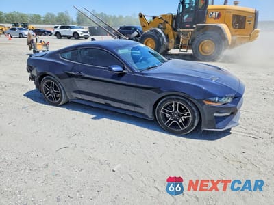 Czwarte zdjęcie samochodu z boku: 2021 FORD MUSTANG VIN:1FA6P8TH8M5156033 - miniatura