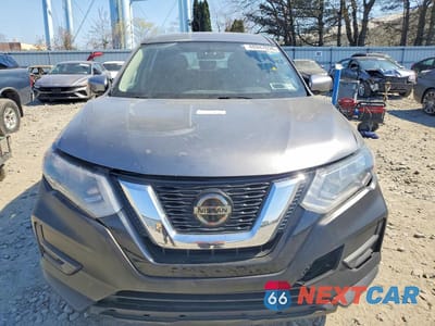 Piąte zdjęcie samochodu w środku: 2018 NISSAN ROGUE S VIN:KNMAT2MV3JP562299 - miniatura