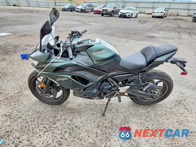 Trzecie zdjęcie samochodu z tyłu: 2025 KAWASAKI EX650 P VIN:ML5EXEP13SDAF7553 - miniatura