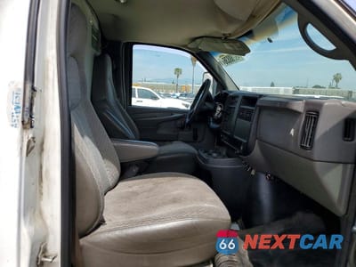 Zdjęcie 10 z 12 samochodu: 2005 GMC SAVANA BOX TRUCK VIN:1GDGG31V451901374 - miniatura