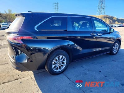 Trzecie zdjęcie samochodu z tyłu: 2022 TOYOTA SIENNA XLE VIN:5TDYRKEC6NS126407 - miniatura