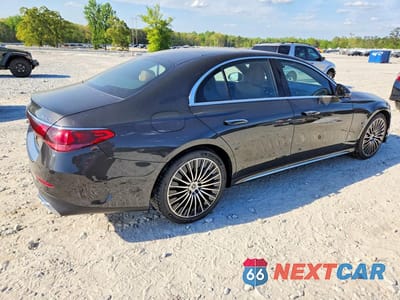 Trzecie zdjęcie samochodu z tyłu: 2024 MERCEDES BENZ E 350 4MATIC VIN:W1KLF4HB8RA025587 - miniatura