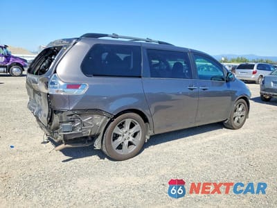 Trzecie zdjęcie samochodu z tyłu: 2017 TOYOTA SIENNA SE 8-PASSENGER VIN:5TDXZ3DC6HS802491 - miniatura