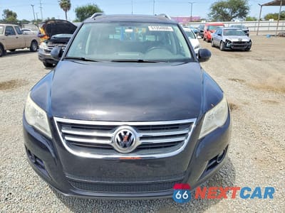 Piąte zdjęcie samochodu w środku: 2011 VOLKSWAGEN TIGUAN S VIN:WVGAV7AX1BW549969 - miniatura