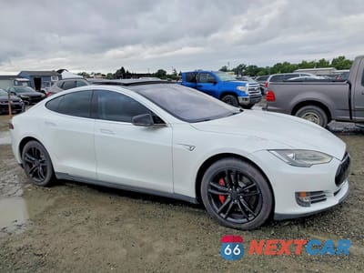 Czwarte zdjęcie samochodu z boku: 2015 TESLA MODEL S VIN:5YJSA1H18FF096706 - miniatura