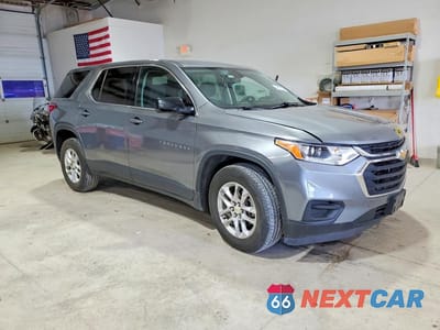 Czwarte zdjęcie samochodu z boku: 2019 CHEVROLET TRAVERSE LS VIN:1GNERFKW4KJ233240 - miniatura