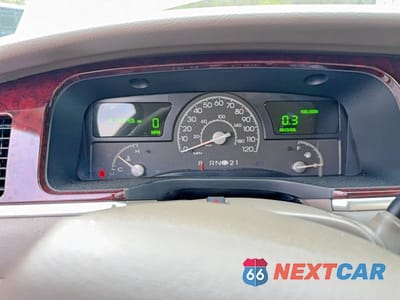 Zdjęcie 8 z 10 samochodu: 2005 LINCOLN TOWN CAR SIGNATURE VIN:1LNHM81W35Y668923 - miniatura