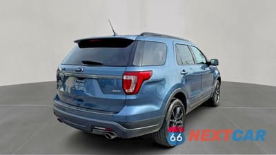 Czwarte zdjęcie samochodu z boku: 2018 FORD EXPLORER XLT VIN:1FM5K8D86JGB62301 - miniatura