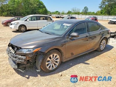 2018 TOYOTA CAMRY LE 4T1B11HK5JU058323 - główne zdjęcie licytacji z USA - miniatura