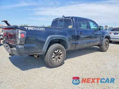 Trzecie zdjęcie samochodu z tyłu: 2016 TOYOTA TACOMA TRD OFF-ROAD VIN:3TMDZ5BN2GM005561 - miniatura
