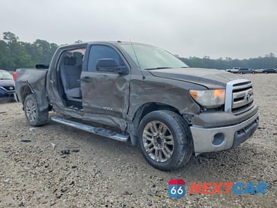 Czwarte zdjęcie samochodu z boku: 2013 TOYOTA TUNDRA CREWMAX SR5 VIN:5TFEM5F15DX055516 - miniatura