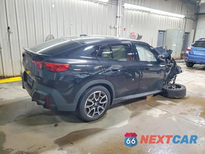 Trzecie zdjęcie samochodu z tyłu: 2025 BMW X2 XDRIVE28I VIN:WBX63GM00S5380163 - miniatura