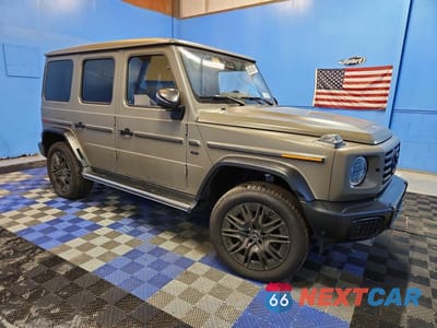 Czwarte zdjęcie samochodu z boku: 2025 MERCEDES-BENZ G 580E VIN:W1NWM0AB9SX039056 - miniatura