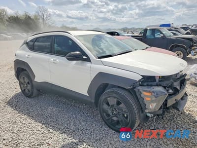 Czwarte zdjęcie samochodu z boku: 2026 HYUNDAI KONA SEL SPORT VIN:KM8HFCAB6TU358019 - miniatura
