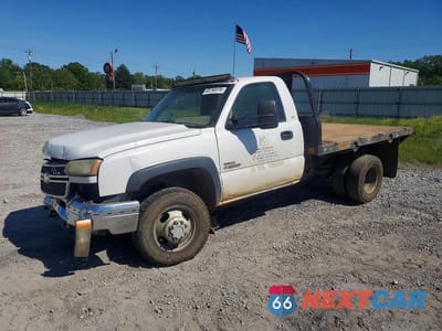 Drugie zdjęcie samochodu z przodu: 2005 CHEVROLET SILVERADO FLATBED TRUCK VIN:1GBJC34275E271919 - miniatura
