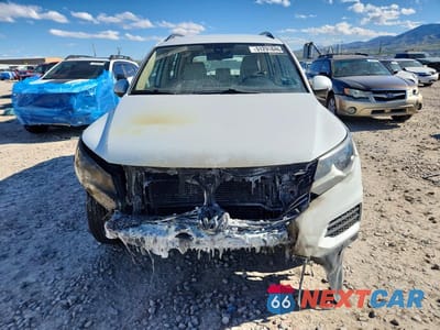 Piąte zdjęcie samochodu w środku: 2016 VOLKSWAGEN TIGUAN S VIN:WVGBV7AX6GW593915 - miniatura
