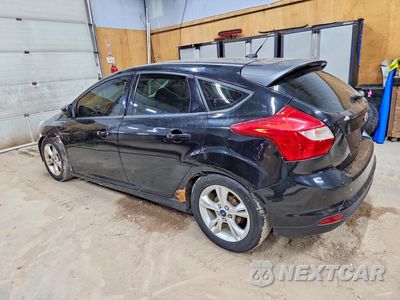 Trzecie zdjęcie samochodu z tyłu: 2014 FORD FOCUS SE VIN:1FADP3K26EL176009 - miniatura