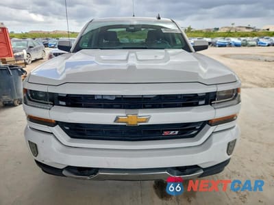 Piąte zdjęcie samochodu w środku: 2017 CHEVROLET SILVERADO K1500 LT VIN:3GCUKREC0HG241177 - miniatura