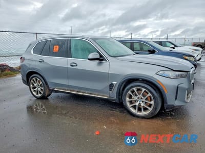 Czwarte zdjęcie samochodu z boku: 2024 BMW X5 XDRIVE40I VIN:5UX23EU02R9S99425 - miniatura