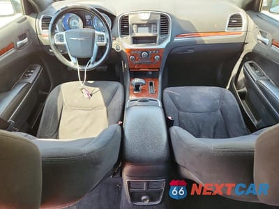 Zdjęcie 8 z 12 samochodu: 2012 CHRYSLER 300 VIN:2C3CCAAGXCH126733 - miniatura