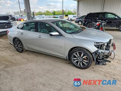 Czwarte zdjęcie samochodu z boku: 2018 CHEVROLET MALIBU LT VIN:1G1ZD5ST0JF197324 - miniatura