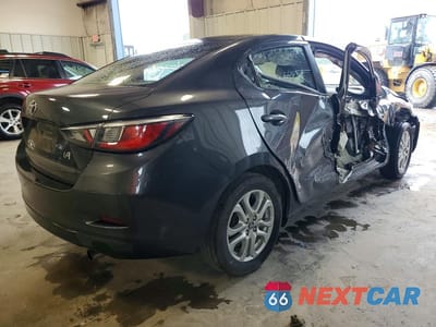 Trzecie zdjęcie samochodu z tyłu: 2017 TOYOTA YARIS IA BASE VIN:3MYDLBYV0HY172102 - miniatura