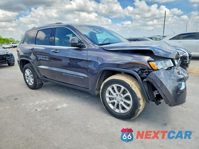 Czwarte zdjęcie samochodu z boku: 2021 JEEP GRAND CHEROKEE LAREDO VIN:1C4RJEAG8MC538527 - miniatura