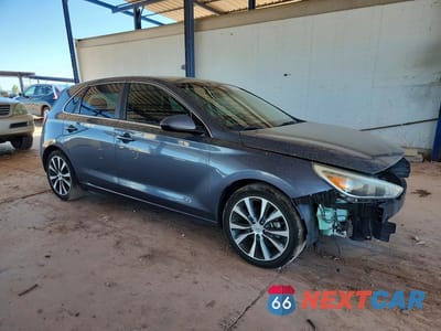 Czwarte zdjęcie samochodu z boku: 2018 HYUNDAI ELANTRA GT BASE VIN:KMHH35LE4JU030977 - miniatura