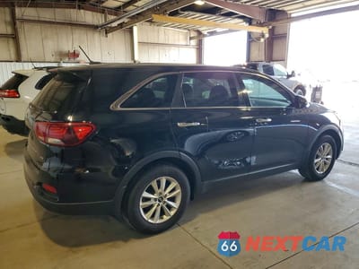 Trzecie zdjęcie samochodu z tyłu: 2019 KIA SORENTO L VIN:5XYPG4A39KG582364 - miniatura