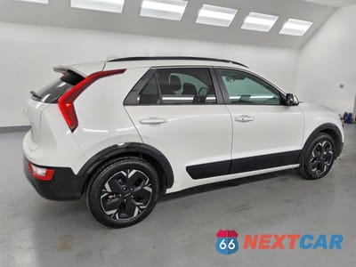 Trzecie zdjęcie samochodu z tyłu: 2023 KIA NIRO WIND VIN:KNDCR3L13P5024556 - miniatura