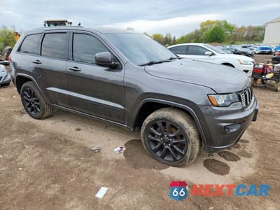 Czwarte zdjęcie samochodu z boku: 2017 JEEP GRAND CHEROKEE LAREDO VIN:1C4RJFAG1HC924847 - miniatura