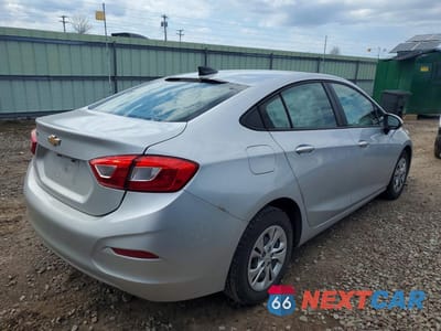 Trzecie zdjęcie samochodu z tyłu: 2019 CHEVROLET CRUZE LS VIN:1G1BC5SM8K7132665 - miniatura
