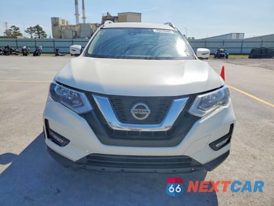 Piąte zdjęcie samochodu w środku: 2019 NISSAN ROGUE SV VIN:JN8AT2MTXKW263483 - miniatura