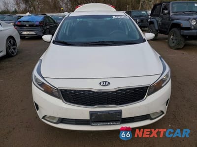 Piąte zdjęcie samochodu w środku: 2017 KIA FORTE LX VIN:3KPFL4A75HE059374 - miniatura