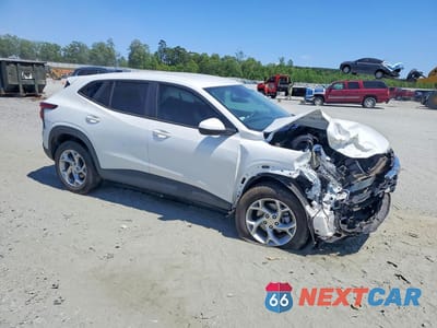 Czwarte zdjęcie samochodu z boku: 2025 CHEVROLET TRAX LS VIN:KL77LFEP2SC192096 - miniatura