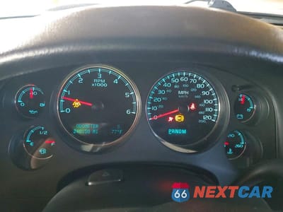 Zdjęcie 9 z 12 samochodu: 2011 CHEVROLET SUBURBAN C1500 LS VIN:1GNSCHE09BR123101 - miniatura