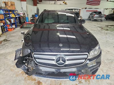 Piąte zdjęcie samochodu w środku: 2019 MERCEDES-BENZ E 300 VIN:WDDZF4JB9KA682893 - miniatura