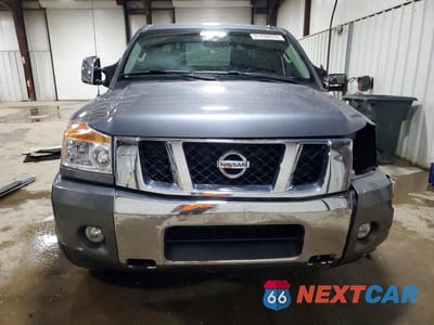 Piąte zdjęcie samochodu w środku: 2013 NISSAN TITAN SV VIN:1N6AA0EC8DN315008 - miniatura