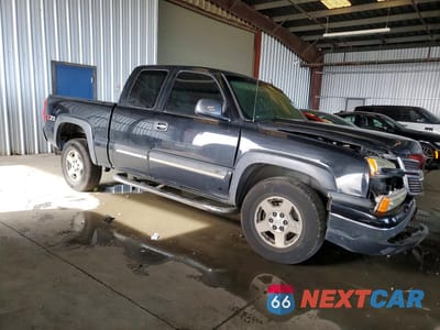 Czwarte zdjęcie samochodu z boku: 2006 CHEVROLET SILVERADO K1500 VIN:1GCEK19T66Z212439 - miniatura