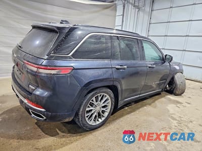 Trzecie zdjęcie samochodu z tyłu: 2025 JEEP GRAND CHEROKEE SUMMIT VIN:1C4RJHEG1S8628081 - miniatura