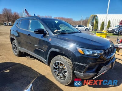 Czwarte zdjęcie samochodu z boku: 2025 JEEP COMPASS TRAILHAWK VIN:3C4NJDDN8ST593659 - miniatura