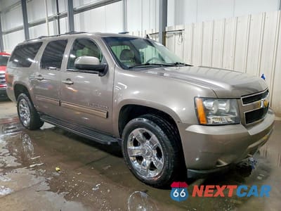 Czwarte zdjęcie samochodu z boku: 2011 CHEVROLET SUBURBAN K1500 LT VIN:1GNSKJE33BR334511 - miniatura