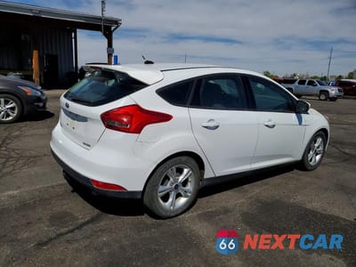 Trzecie zdjęcie samochodu z tyłu: 2016 FORD FOCUS SE VIN:1FADP3K27GL263985 - miniatura