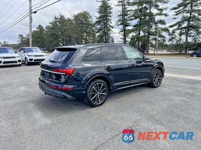 Czwarte zdjęcie samochodu z boku: 2021 AUDI Q7 PREMIUM PLUS VIN:WA1LXAF7XMD025404 - miniatura