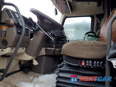 Piąte zdjęcie samochodu w środku: 2018 VOLVO VNL SEMI TRUCK VIN:4V4NC9EH9JN891270 - miniatura