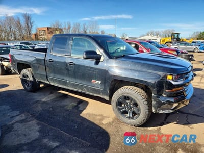 Czwarte zdjęcie samochodu z boku: 2017 CHEVROLET SILVERADO K1500 LT VIN:1GCVKREC1HZ140802 - miniatura