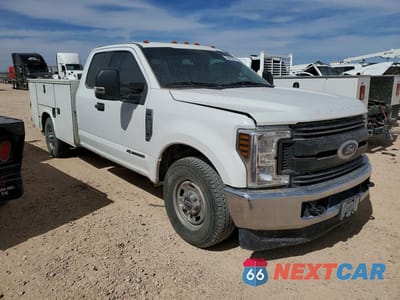 Czwarte zdjęcie samochodu z boku: 2019 FORD F350 SUPER DUTY UTILITY / SERVICE TRUCK VIN:1FD7X3ET3KEF23223 - miniatura