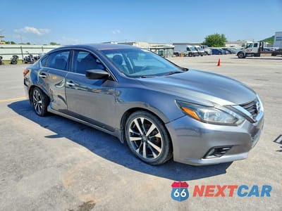 Czwarte zdjęcie samochodu z boku: 2017 NISSAN ALTIMA 2.5 SR VIN:1N4AL3AP2HN320370 - miniatura