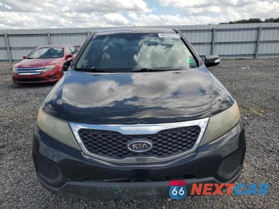 Piąte zdjęcie samochodu w środku: 2011 KIA SORENTO LX VIN:5XYKTCA15BG014613 - miniatura