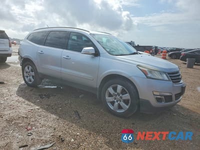 Czwarte zdjęcie samochodu z boku: 2017 CHEVROLET TRAVERSE LT VIN:1GNKRGKD2HJ327939 - miniatura